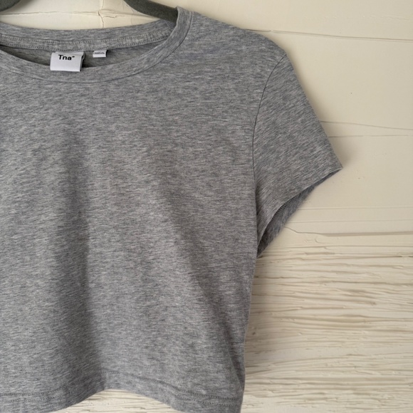 Aritzia | TNA | Grey Cropped Tee | Medium - Picture 4 of 6